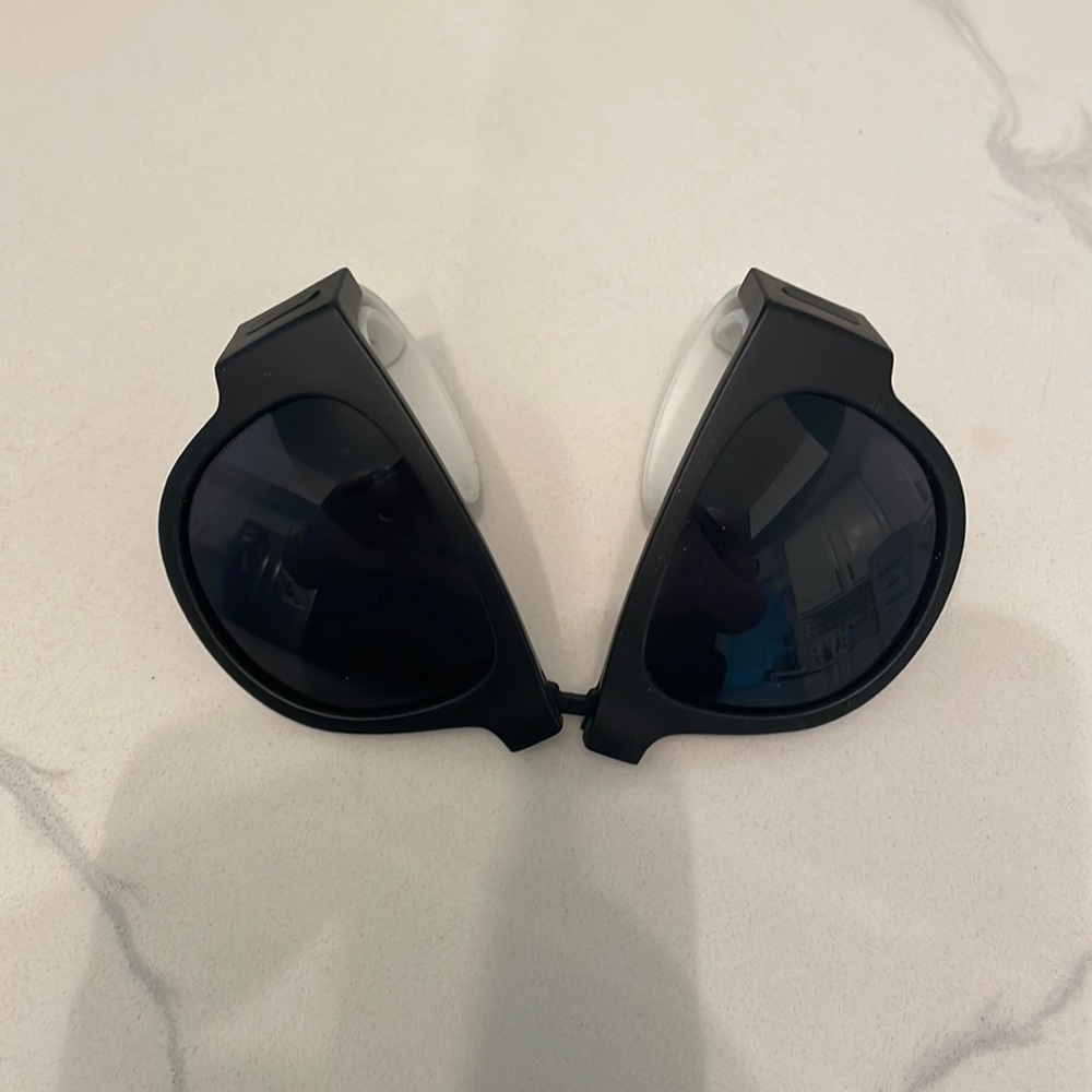 Slap wrist foldable sunglasses
